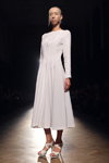 Desfile de Alexander Khrisanfov — Aurora Fashion Week Russia SS14 (looks: vestido blanco, sandalias de tacón blancas)