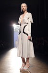Pokaz Alexander Khrisanfov — Aurora Fashion Week Russia SS14 (ubrania i obraz: sukienka z dekoltem biała, sandały białe)