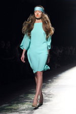 Показ LUBLU Kira Plastinina — Aurora Fashion Week Russia SS14 (наряды и образы: бирюзовое платье, бирюзовая лента на волосы)