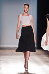 Desfile de Ksenia Schnaider — Aurora Fashion Week Russia SS14 (looks: falda negra, sandalias de tacón negras, top corto blanco)