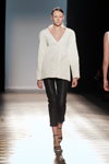 Паказ Ksenia Schnaider — Aurora Fashion Week Russia SS14 (нарады і вобразы: белая блуза, чорныя штаны, чорныя басаножкі)