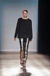 Показ Ksenia Schnaider — Aurora Fashion Week Russia SS14 (наряды и образы: чёрные босоножки, чёрный джемпер, серебряные брюки)