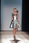 Modenschau von Ksenia Schnaider — Aurora Fashion Week Russia SS14 (Looks: silbernes Kleid, schwarze Sandaletten)