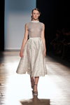 Desfile de Ksenia Schnaider — Aurora Fashion Week Russia SS14 (looks: sandalias de tacón negras, top gris, falda midi blanca)