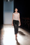 Desfile de Ksenia Schnaider — Aurora Fashion Week Russia SS14 (looks: sandalias de tacón negras, top blanco, pantalón negro)