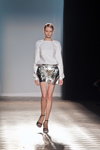 Показ Ksenia Schnaider — Aurora Fashion Week Russia SS14 (наряды и образы: чёрные босоножки, белый джемпер, серебряные шорты)