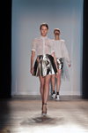 Desfile de Ksenia Schnaider — Aurora Fashion Week Russia SS14 (looks: blusa blanca estampada, falda plateada corta, sandalias de tacón negras)