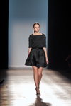 Desfile de Ksenia Schnaider — Aurora Fashion Week Russia SS14 (looks: sandalias de tacón negras, top negro, falda negra corta)