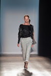 Показ Ksenia Schnaider — Aurora Fashion Week Russia SS14 (наряды и образы: чёрные босоножки, чёрная блуза, серые брюки)