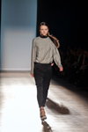 Desfile de Ksenia Schnaider — Aurora Fashion Week Russia SS14 (looks: sandalias de tacón negras, jersey gris, pantalón negro)