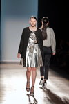 Modenschau von Ksenia Schnaider — Aurora Fashion Week Russia SS14 (Looks: schwarze Sandaletten, silbernes Kleid, schwarzer Blazer)