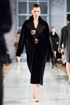Desfile de Leonid Alexeev — Aurora Fashion Week Russia AW13/14 (looks: abrigo negro)