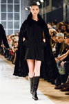 Desfile de Leonid Alexeev — Aurora Fashion Week Russia AW13/14 (looks: abrigo negro, botas negras)