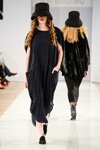 Modenschau von Lilia Kisselenko — Aurora Fashion Week Russia AW13/14 (Looks: schwarzer Hut, schwarzes Kleid)