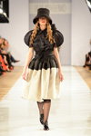 Desfile de Lilia Kisselenko — Aurora Fashion Week Russia AW13/14 (looks: sombrero negro, vestido de color blanco y negro, calcetines largos negros)