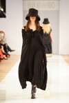 Показ Lilia Kisselenko — Aurora Fashion Week Russia AW13/14 (наряды и образы: чёрная шляпа, чёрное платье)
