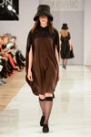Modenschau von Lilia Kisselenko — Aurora Fashion Week Russia AW13/14 (Looks: schwarzer Hut, schwarze Kniestrümpfe, braunes Kleid)