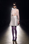 Modenschau von Liza Odinokikh — Aurora Fashion Week Russia SS14 (Looks: weiße transparente Bluse, weißer Rock, violette Strumpfhose, schwarze Pumps)