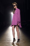Показ Liza Odinokikh — Aurora Fashion Week Russia SS14 (наряды и образы: лиловое платье, чёрные носки, бежевые шпильки)