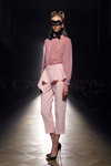 Показ Liza Odinokikh — Aurora Fashion Week Russia SS14 (наряды и образы: лиловая прозрачная блуза, розовые брюки, чёрные шпильки)