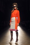Modenschau von Liza Odinokikh — Aurora Fashion Week Russia SS14 (Looks: orange Bluse, schwarze Kniestrümpfe, weiße Pumps)