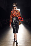 Modenschau von Liza Odinokikh — Aurora Fashion Week Russia SS14 (Looks: orange Bluse mit Leopard Druck, schwarzer Rock, schwarze Socken)