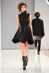 Dasha Malygina. Modenschau von Pirosmani by Jenya Malygina — Aurora Fashion Week Russia AW13/14 (Looks: schwarzes Kleid, schwarze Stiefeletten)