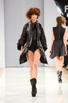 Desfile de Pirosmani by Jenya Malygina — Aurora Fashion Week Russia AW13/14 (looks: short negro, botas negras)