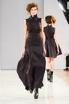 Dasha Malygina. Desfile de Pirosmani by Jenya Malygina — Aurora Fashion Week Russia AW13/14 (looks: vestido de noche negro)