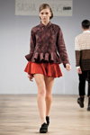 Pokaz sasha.kanevski — Aurora Fashion Week Russia AW13/14 (ubrania i obraz: spódnica mini koralowa, półbuty czarne)