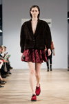 Pokaz sasha.kanevski — Aurora Fashion Week Russia AW13/14 (ubrania i obraz: żakiet brązowy, spódnica mini bordowa, półbuty czerwone)