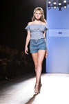 Modenschau von Spijkers en Spijkers — Aurora Fashion Week Russia SS14 (Looks: Top mit Vichy-Karomuster, blaue Jeans-Shorts, weiße Sandaletten)