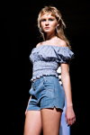 Desfile de Spijkers en Spijkers — Aurora Fashion Week Russia SS14 (looks: top con cuadro vichy, short denim azul)