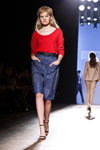 Modenschau von Spijkers en Spijkers — Aurora Fashion Week Russia SS14 (Looks: schwarze Sandaletten, roter Pullover, blaue Shorts)