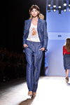 Desfile de Spijkers en Spijkers — Aurora Fashion Week Russia SS14 (looks: top blanco estampado, traje de pantalón azul)