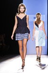 Modenschau von Spijkers en Spijkers — Aurora Fashion Week Russia SS14 (Looks: schwarze Sandaletten, karierte blau-weiße Shorts, schwarzes Top)