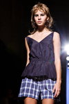 Modenschau von Spijkers en Spijkers — Aurora Fashion Week Russia SS14 (Looks: karierte blau-weiße Shorts, schwarzes Top)
