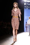 Pokaz Spijkers en Spijkers — Aurora Fashion Week Russia SS14 (ubrania i obraz: sukienka koszulowa w kratę, sandały białe)