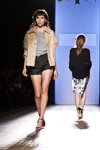 Modenschau von Spijkers en Spijkers — Aurora Fashion Week Russia SS14 (Looks: schwarze Sandaletten, Beige Blazer, schwarze Shorts)