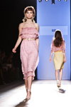 Modenschau von Spijkers en Spijkers — Aurora Fashion Week Russia SS14 (Looks: weiße Sandaletten, Kleid mit Vichy-Karomuster, Beige Gürtel)