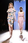 Modenschau von Spijkers en Spijkers — Aurora Fashion Week Russia SS14 (Looks: buntes Kleid, schwarze Sandaletten)