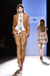 Показ Spijkers en Spijkers — Aurora Fashion Week Russia SS14 (наряди й образи: коричневий брючний костюм, біла блуза, біла квіткова краватка, білі босоніжки)
