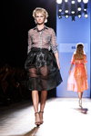 Modenschau von Spijkers en Spijkers — Aurora Fashion Week Russia SS14 (Looks: karierte schwarz-weiße Bluse, schwarzer transparenter Rock, schwarze Sandaletten)