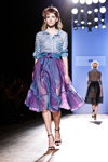 Modenschau von Spijkers en Spijkers — Aurora Fashion Week Russia SS14 (Looks: Bluse mit Vichy-Karomuster, transparenter Rock, schwarze Sandaletten)