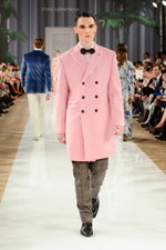 Показ Stas Lopatkin — Aurora Fashion Week Russia AW13/14 (наряди й образи: рожеве пальто, чорний краватка-метелик, сірі картаті штани)