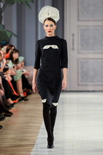 Показ Stas Lopatkin — Aurora Fashion Week Russia AW13/14 (наряды и образы: чёрное платье, чёрные колготки, чёрные туфли)
