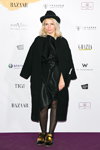Gäste — Aurora Fashion Week Russia SS14 (Looks: schwarzer Hut, schwarzes Kleid, schwarzer Mantel, schwarze Strumpfhose, blonde Haare)
