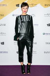 Goście — Aurora Fashion Week Russia SS14 (ubrania i obraz: pulower z nadrukiem pepitki czarny, skórzany kombinbezon czarny)
