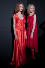 Präsentation von Tallinn Fashion Week — Aurora Fashion Week Russia SS14 (Looks: rotes Kleid, rote Strumpfhose)