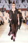 Desfile de Tanya Kotegova — Aurora Fashion Week Russia AW13/14 (looks: vestido de lunares negro transparente)